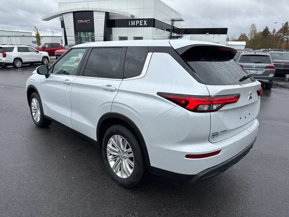 2023 Mitsubishi Outlander - Image 3 of 12