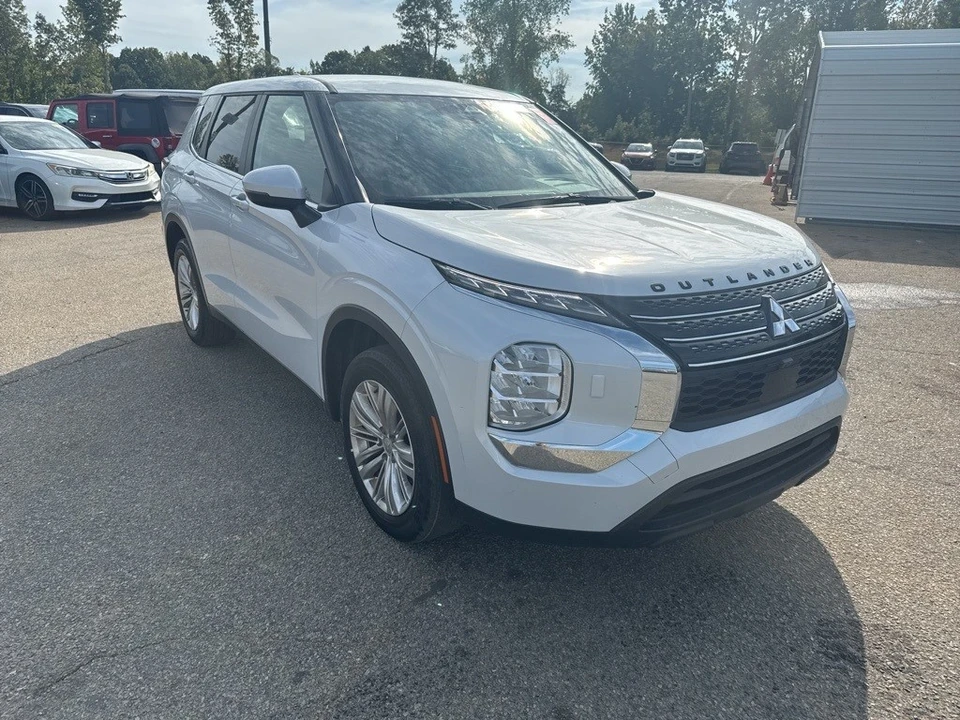 2023 Mitsubishi Outlander - Image 4 of 6
