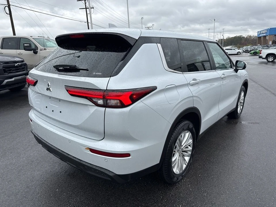2023 Mitsubishi Outlander - Image 5 of 12