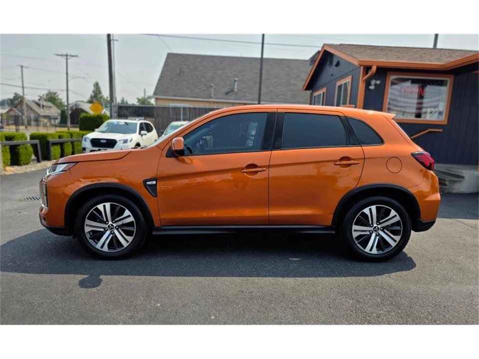 2023 Mitsubishi Outlander - Image 2 of 20
