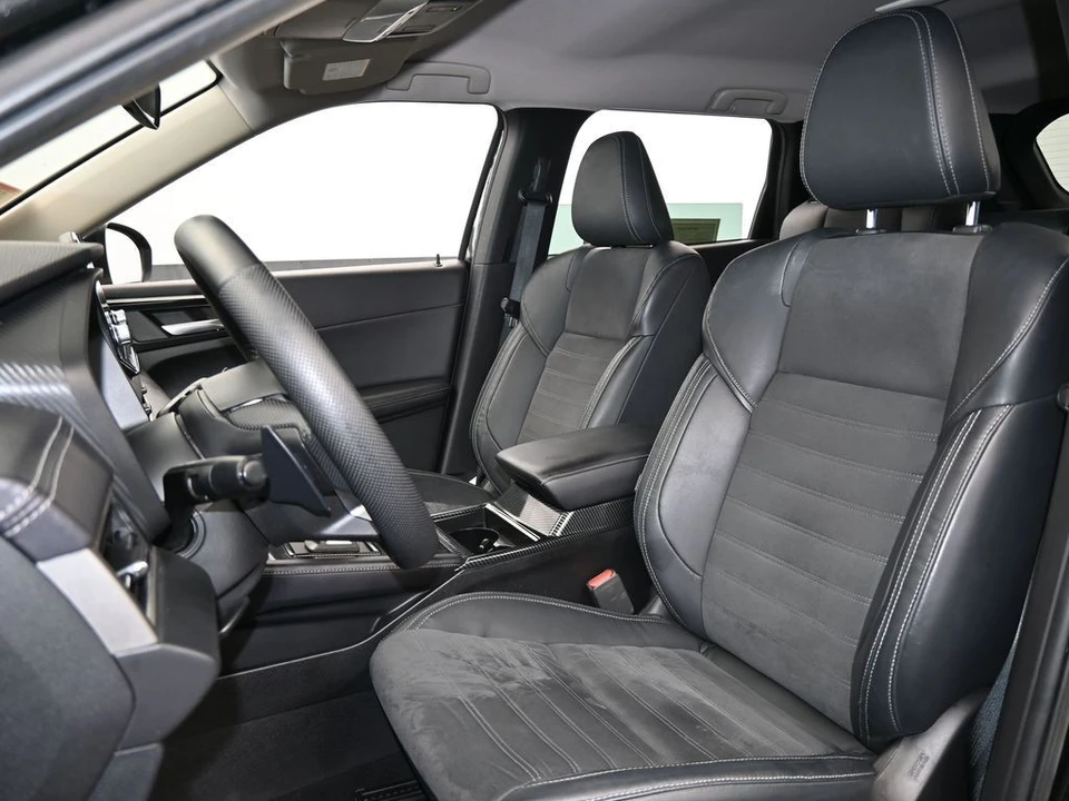 2023 Mitsubishi Outlander - Image 10 of 12