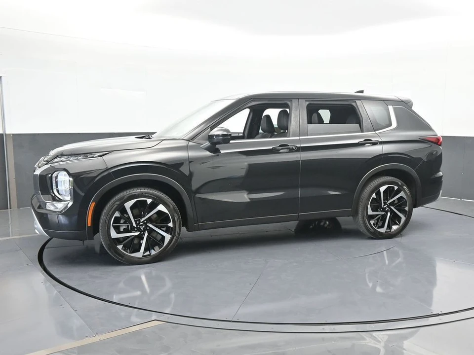 2023 Mitsubishi Outlander - Image 2 of 12