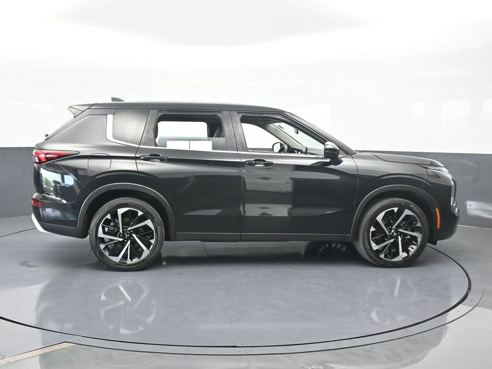 2023 Mitsubishi Outlander - Image 7 of 12