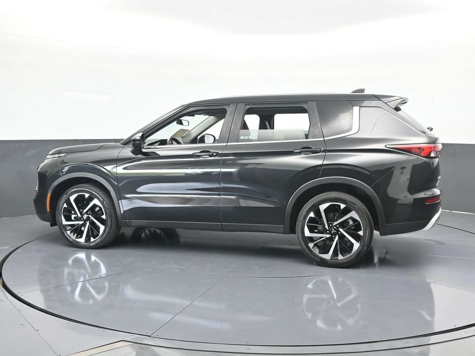 2023 Mitsubishi Outlander - Image 3 of 12
