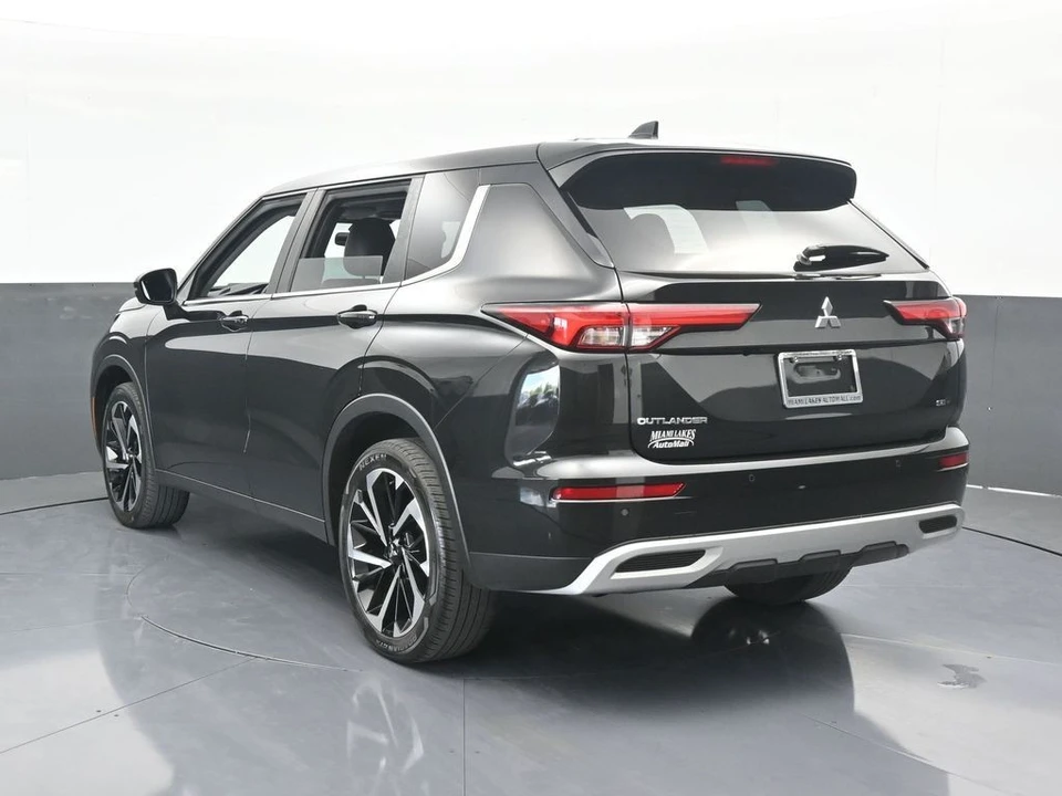 2023 Mitsubishi Outlander - Image 4 of 12