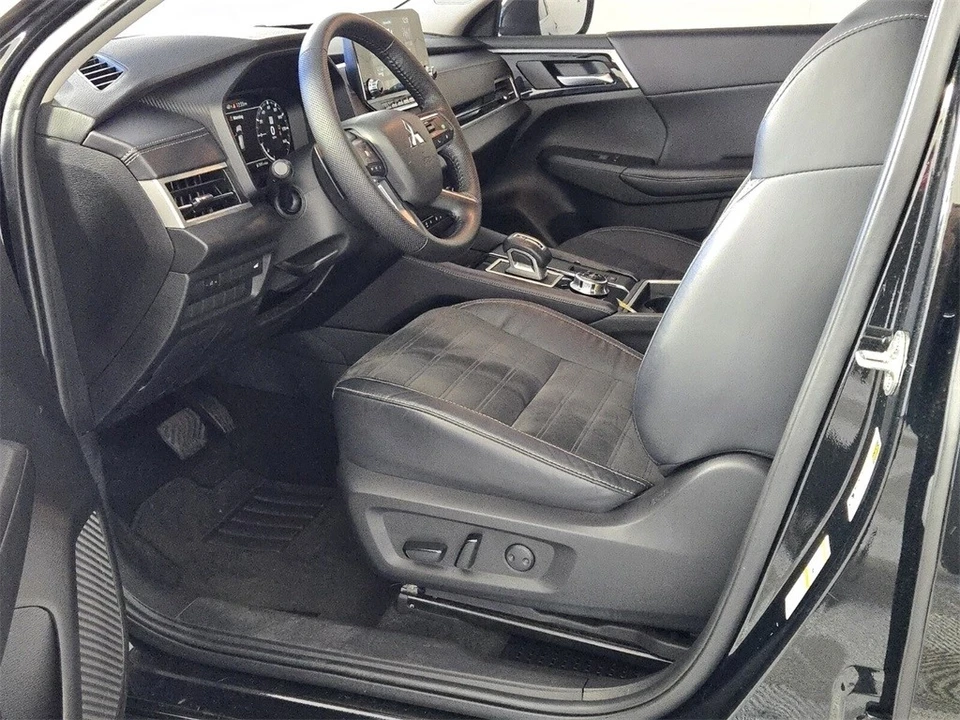 2023 Mitsubishi Outlander - Image 7 of 12