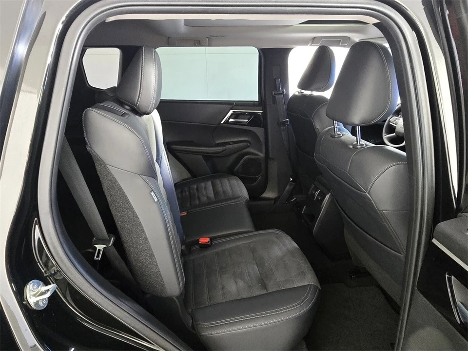 2023 Mitsubishi Outlander - Image 14 of 21
