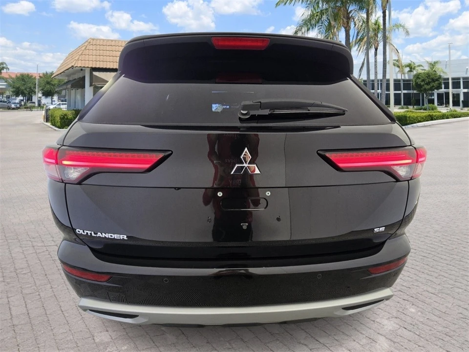 2023 Mitsubishi Outlander - Image 4 of 12
