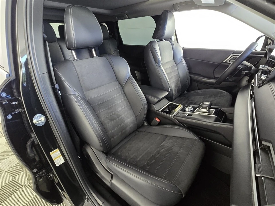 2023 Mitsubishi Outlander - Image 17 of 21