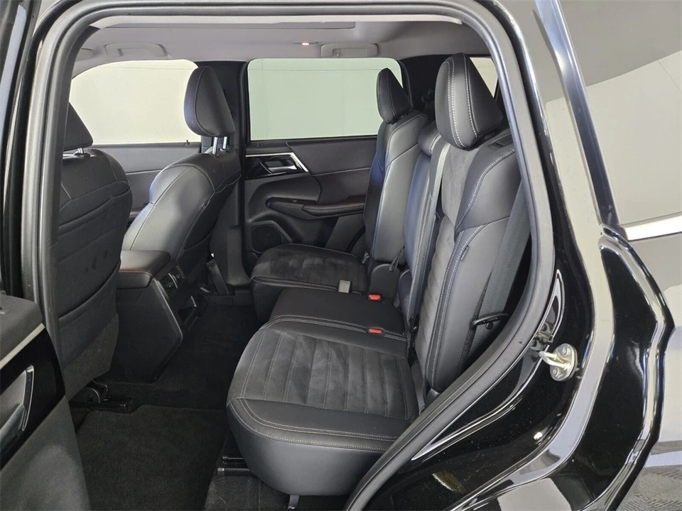 2023 Mitsubishi Outlander - Image 8 of 12