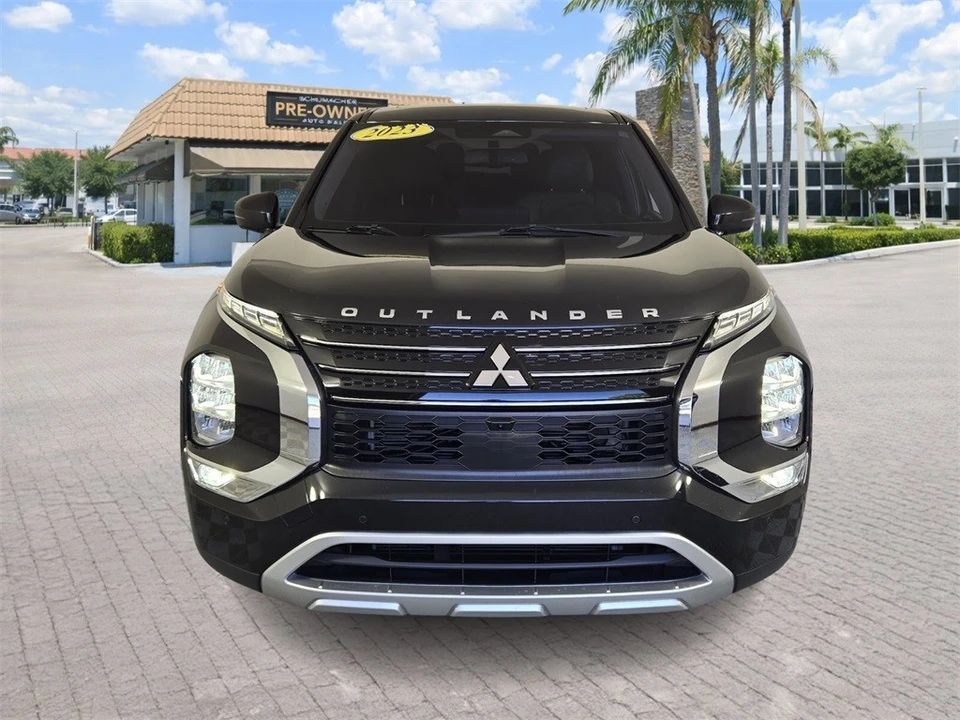 2023 Mitsubishi Outlander - Image 2 of 12