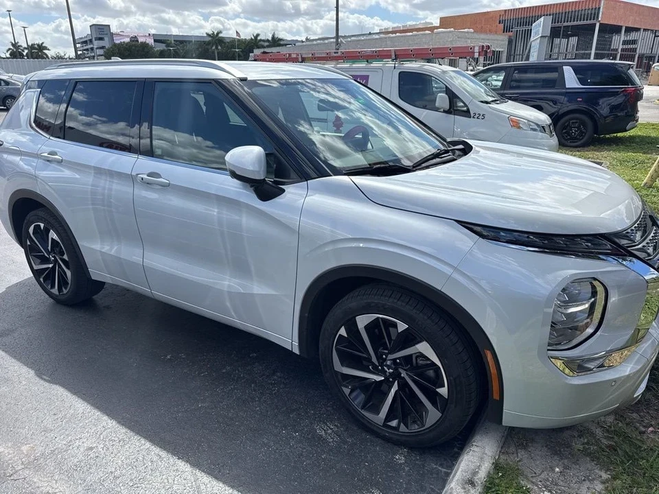 2023 Mitsubishi Outlander - Image 3 of 4