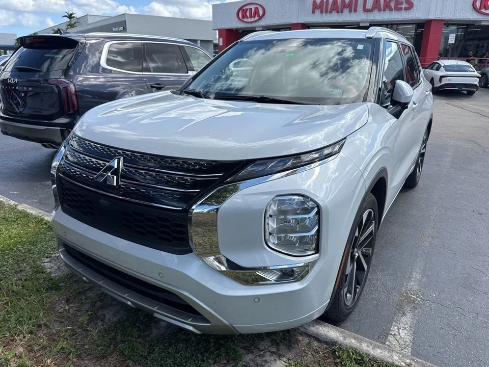 2023 Mitsubishi Outlander - Image 2 of 4