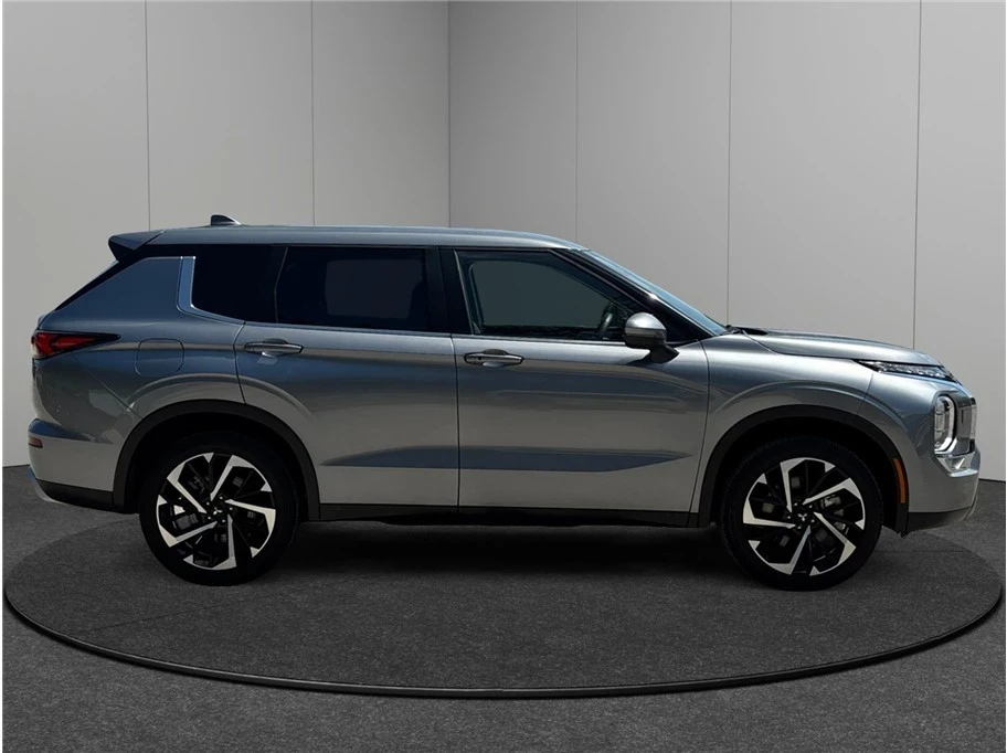 2023 Mitsubishi Outlander - Image 10 of 21