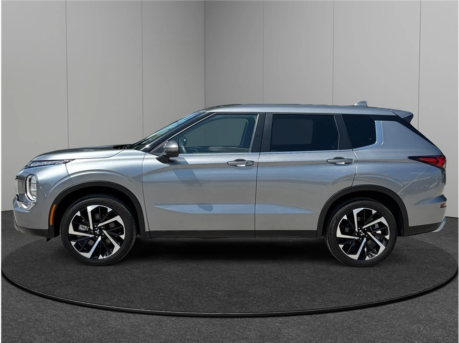 2023 Mitsubishi Outlander - Image 5 of 21