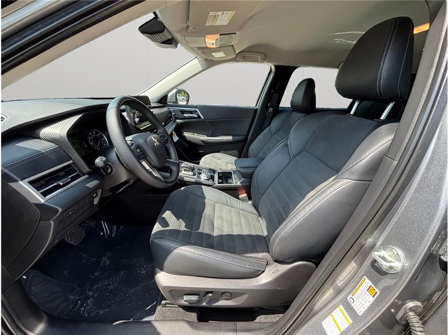 2023 Mitsubishi Outlander - Image 2 of 21