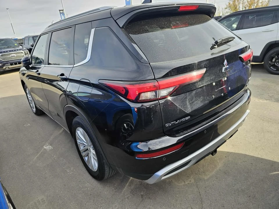 2023 Mitsubishi Outlander - Image 2 of 20