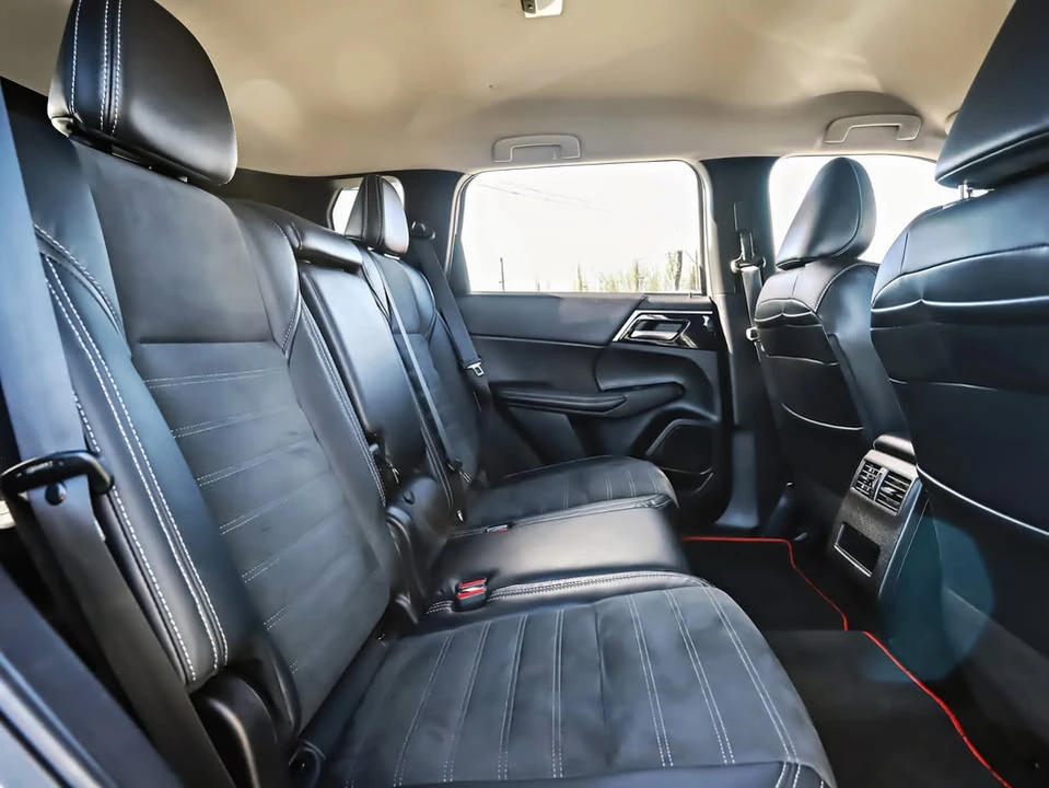 2023 Mitsubishi Outlander - Image 15 of 20