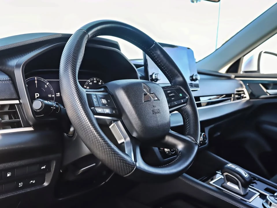 2023 Mitsubishi Outlander - Image 13 of 20