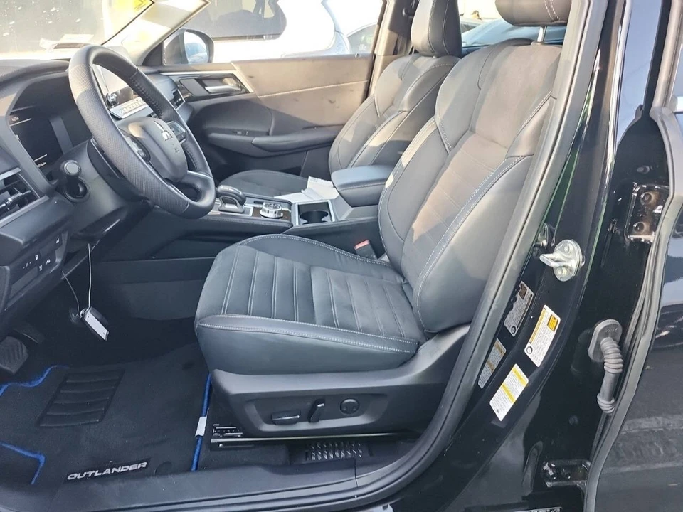 2023 Mitsubishi Outlander - Image 9 of 12