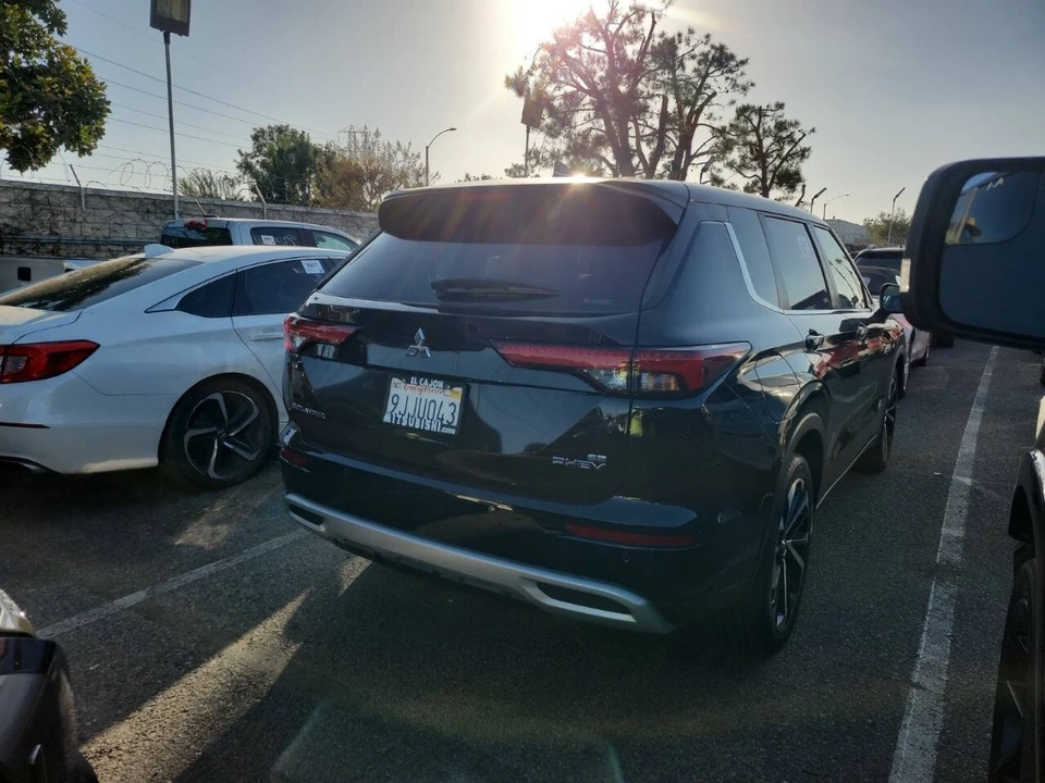2023 Mitsubishi Outlander - Image 4 of 12