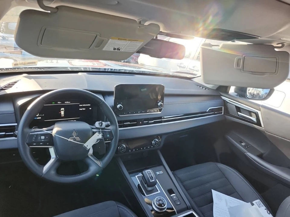 2023 Mitsubishi Outlander - Image 2 of 12
