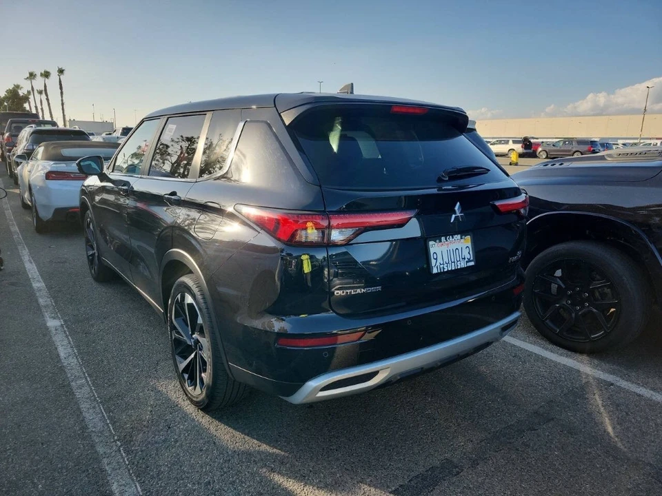 2023 Mitsubishi Outlander - Image 3 of 12