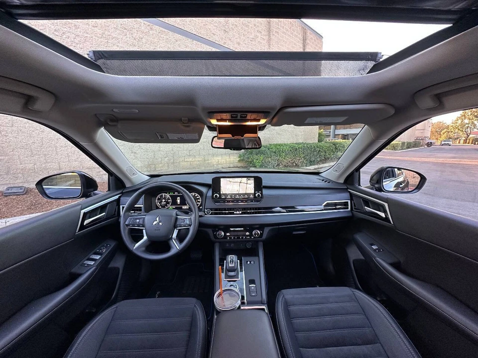 2023 Mitsubishi Outlander - Image 2 of 21