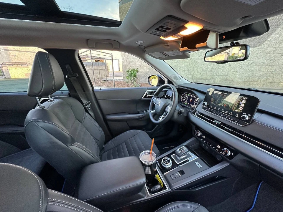 2023 Mitsubishi Outlander - Image 10 of 12