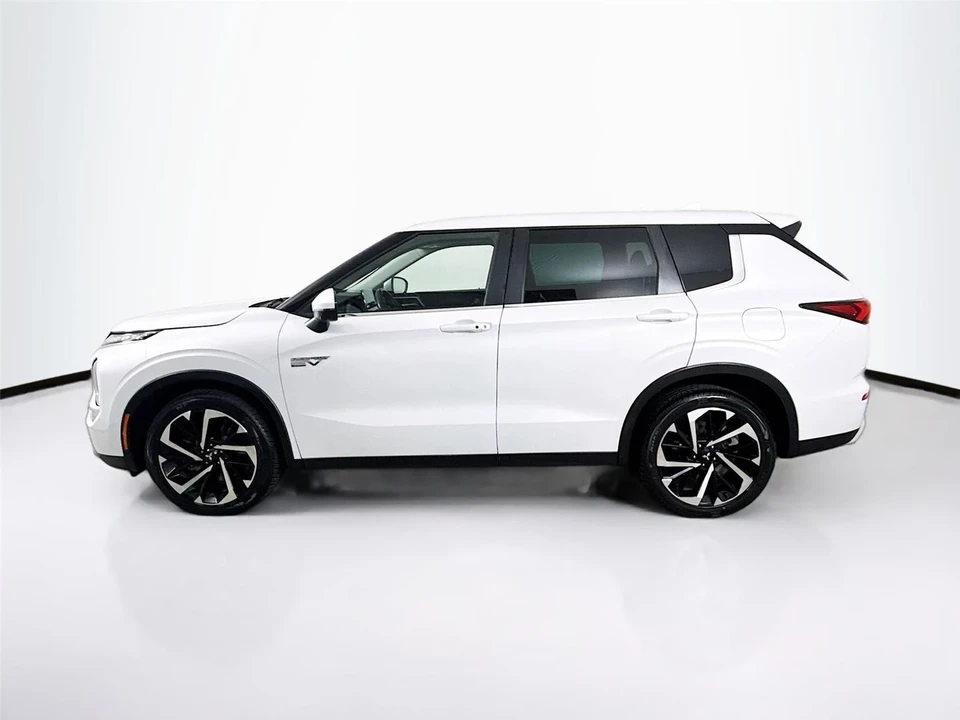 2023 Mitsubishi Outlander - Image 4 of 12