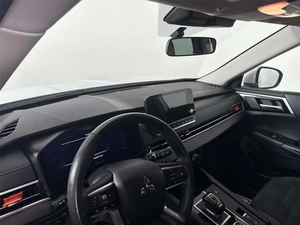 2023 Mitsubishi Outlander - Image 9 of 12