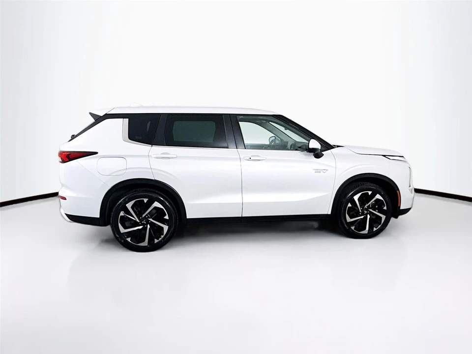 2023 Mitsubishi Outlander - Image 8 of 21
