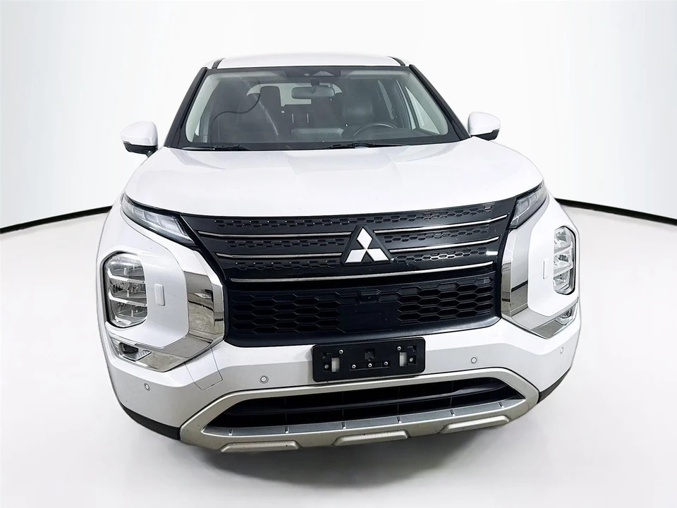 2023 Mitsubishi Outlander - Image 2 of 21