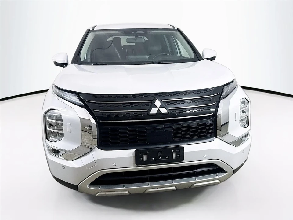 2023 Mitsubishi Outlander - Image 2 of 12