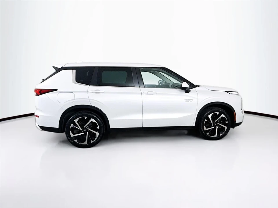2023 Mitsubishi Outlander - Image 8 of 12