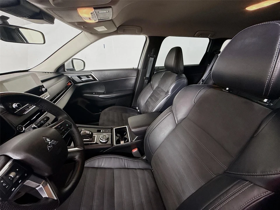 2023 Mitsubishi Outlander - Image 21 of 21