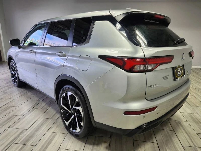 2023 Mitsubishi Outlander - Image 3 of 12
