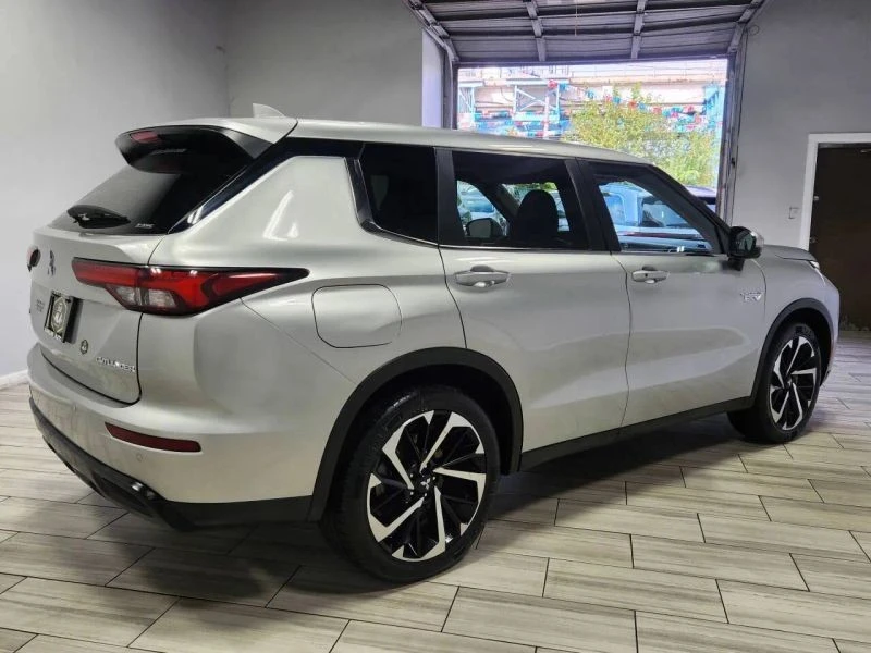2023 Mitsubishi Outlander - Image 5 of 12
