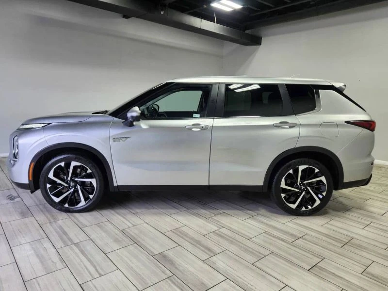 2023 Mitsubishi Outlander - Image 2 of 12