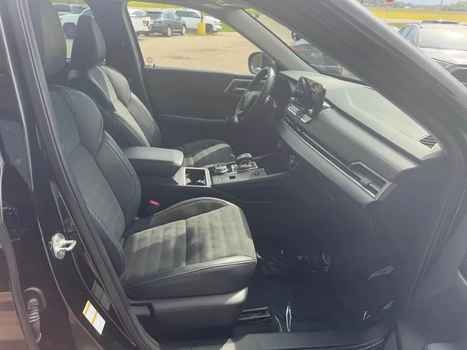 2023 Mitsubishi Outlander - Image 14 of 17
