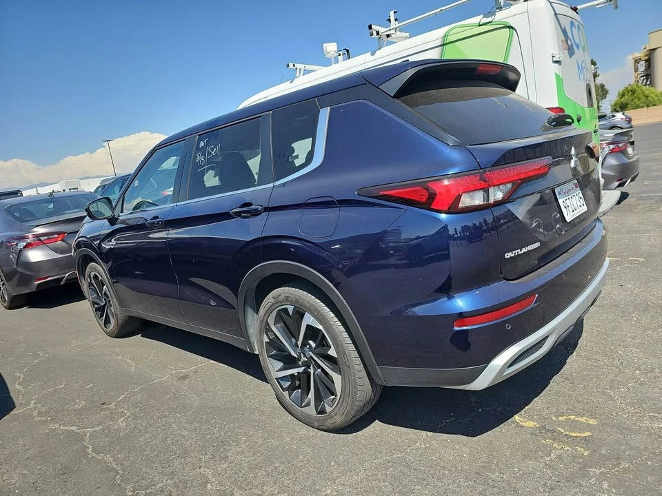 2023 Mitsubishi Outlander - Image 3 of 11