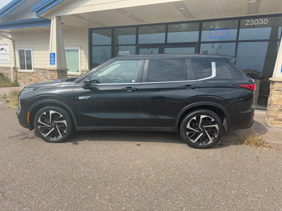 2023 Mitsubishi Outlander - Image 2 of 17