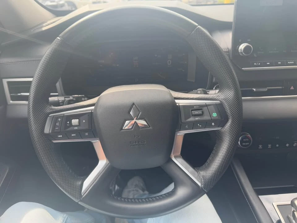 2023 Mitsubishi Outlander - Image 15 of 17
