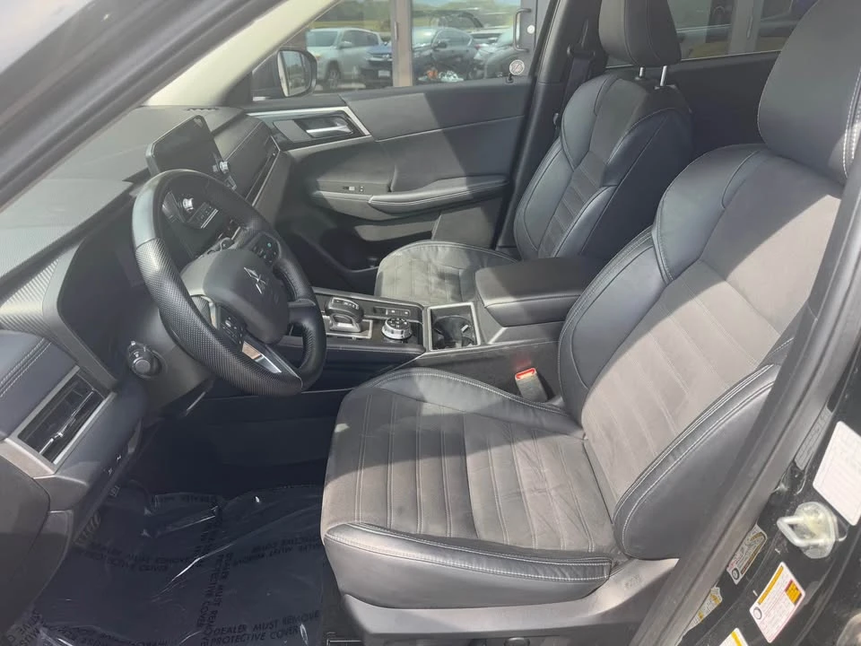 2023 Mitsubishi Outlander - Image 10 of 17