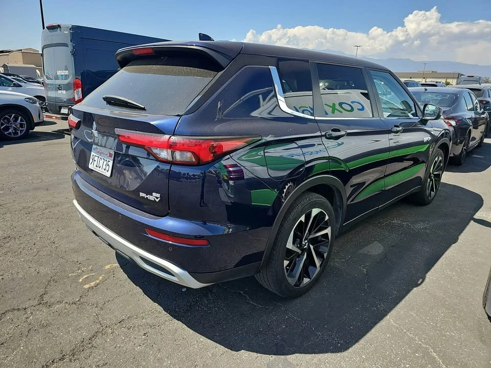 2023 Mitsubishi Outlander - Image 2 of 11
