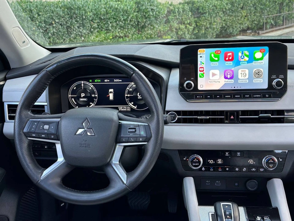 2023 Mitsubishi Outlander - Image 2 of 21