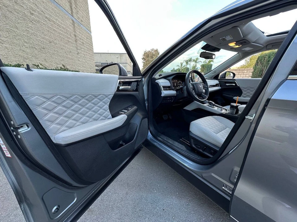 2023 Mitsubishi Outlander - Image 11 of 12