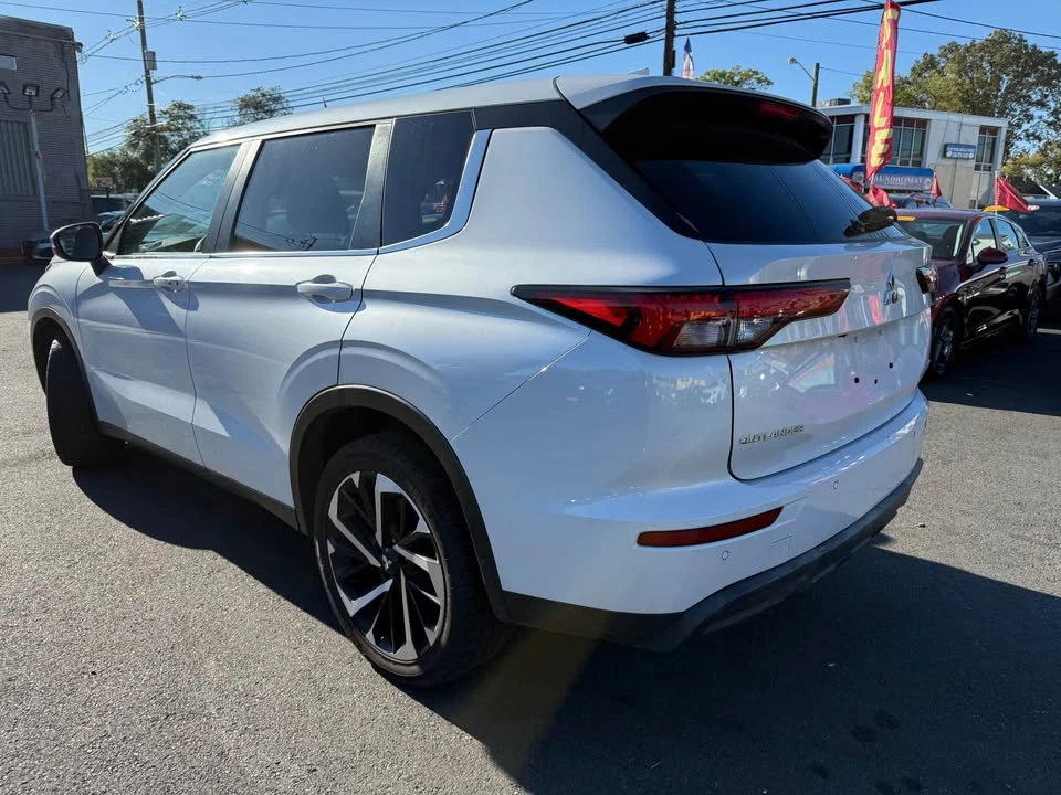 2023 Mitsubishi Outlander - Image 3 of 8