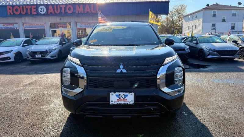 2023 Mitsubishi Outlander - Image 3 of 12