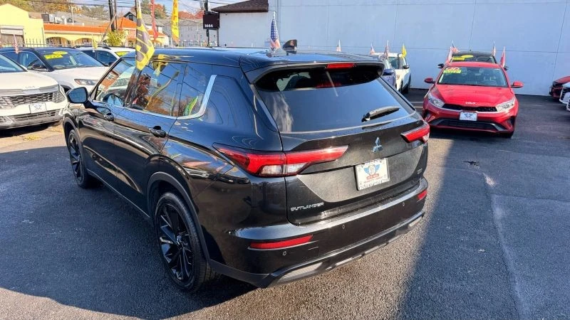 2023 Mitsubishi Outlander - Image 5 of 12